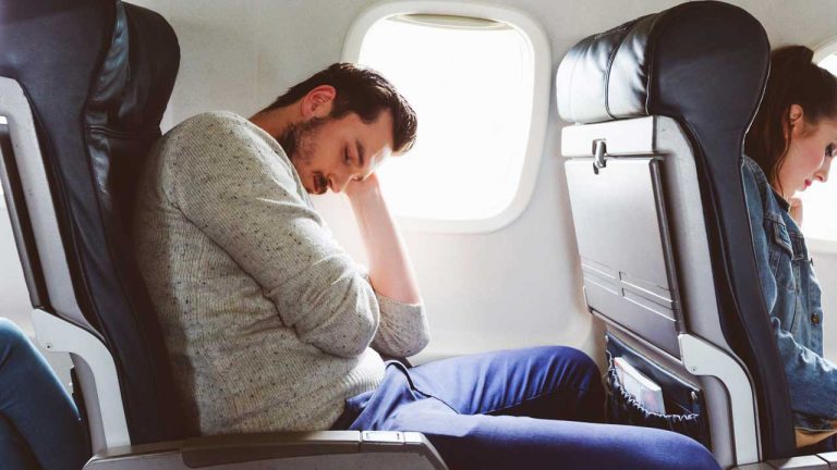How to Sleep in an Airplane: Easy Tips for a Peaceful Flight