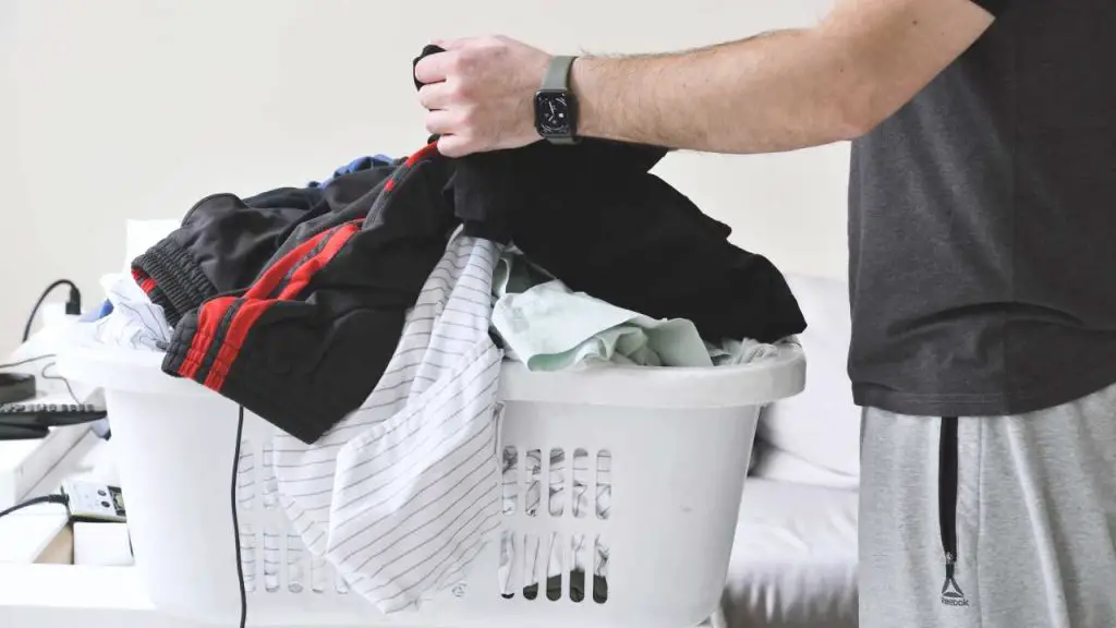 getting rid of sweat stains clothes 3